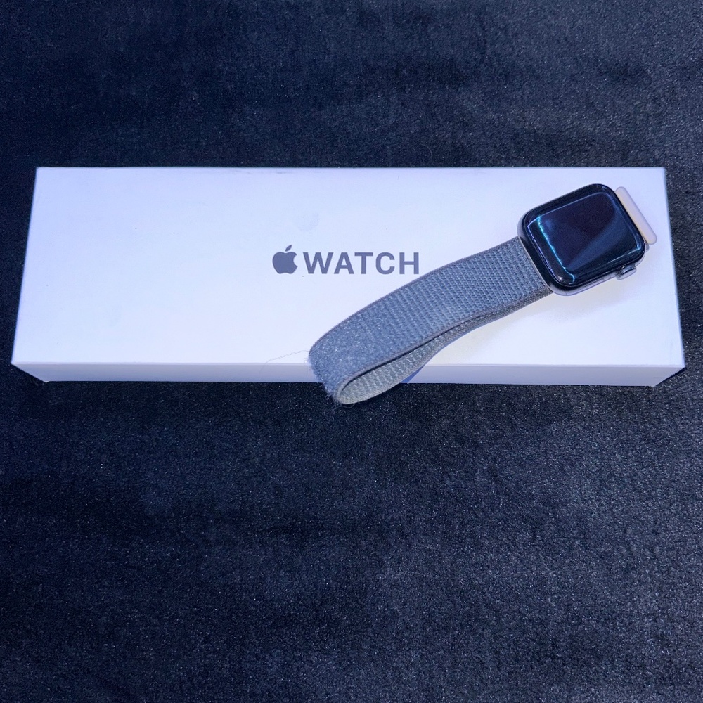 Apple Watch SE (Gen 2) 40mm Aluminum GPS only Midnight Case with Ink Sport Loop